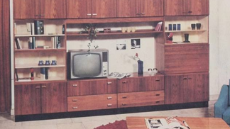 Obývací stěna a Tesla televize.