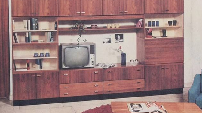 Obývací stěna a Tesla televize.