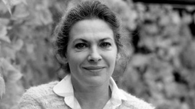 Milena Dvorská vystudovala pražskou DAMU.