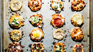 Tyto pizzové koláčky jsou jako pamlsky z bonboniéry - vypadají podobně, ale každý chutná jinak.