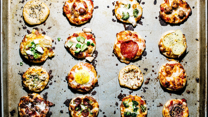 Tyto pizzové koláčky jsou jako pamlsky z bonboniéry - vypadají podobně, ale každý chutná jinak.