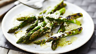 Chřest se sýrem je jednou z nejoblíbenějších kombinací.