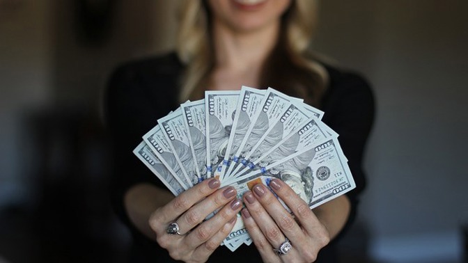 4 znamení zvěrokruhu, která mají nezdravý vztah k penězům a přivedou vás tím k šílenství