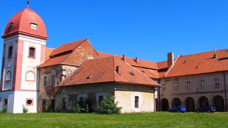 Osek u Rokycan skrývá zámeckou usedlost na prodej.