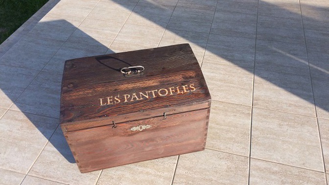 Truhla je nakonec dokonalou stylovou záležitostí.