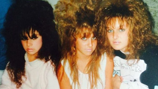 Kamarádky s hvězdnými účesy.