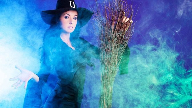 Pochybujeme, že takhle si dříve lidé představovali čarodějnice.