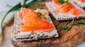 Zdravé suchary a čerstvá ryba.