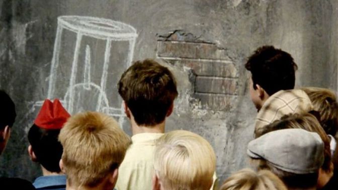 Jedná se o blíže neurčenou chátrající historickou čtvrť, jejíž předobraz byl pravděpodobně někde v Praze.