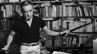 Murakami je současný populární japonský spisovatel a překladatel.