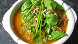 Do polévky můžete přidat nejrůznější bylinky, zeleninu a věřte, že dostanete vitaminovou bombu.