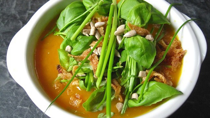 Do polévky můžete přidat nejrůznější bylinky, zeleninu a věřte, že dostanete vitaminovou bombu.