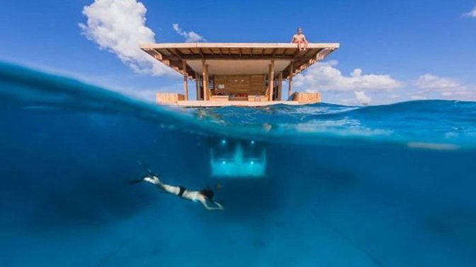 Část hotelu je nad vodou a část pod vodou.