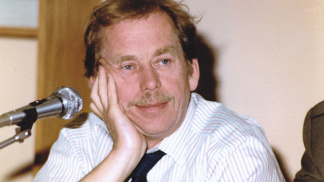 Ale většině lidí se do paměti vepsal tak, jak to uměl nejlépe: se srdcem na konci.