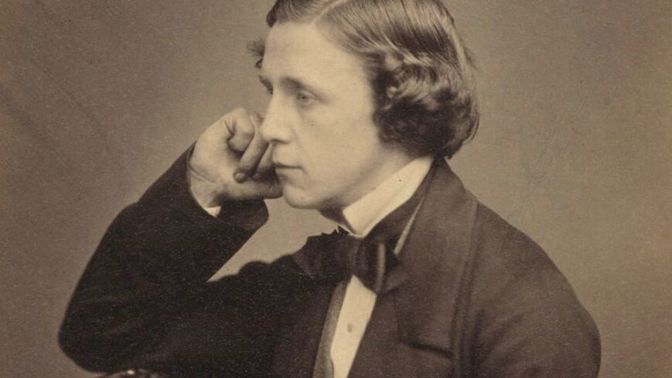 Jeho nejznámější kniha je Alenčina dobrodružství v říši divů a její pokračování Za zrcadlem a co tam Alenka našla.