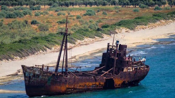 Proč se dostala nákladní loď Dimitrios, která byla postavena v roce 1950, na mělčinu, není známo. U řeckých břehů je od roku 1981.
