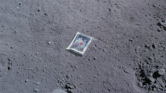 Tuto rodinnou fotografii nechal na Měsíci Charles Duke.