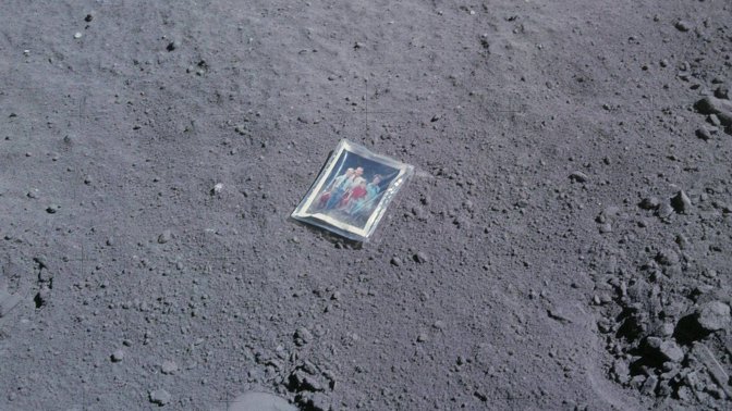 Tuto rodinnou fotografii nechal na Měsíci Charles Duke.