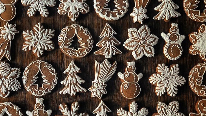 Pečeme na Vánoce: 3 perníkové rychlovky z jedné krabice, které vám ušetří čas