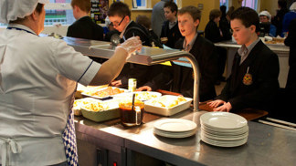 Prvotním apelem na samotné studenty bylo, aby si sami od sebe řekli o menší porci.