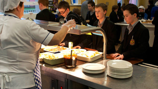 Prvotním apelem na samotné studenty bylo, aby si sami od sebe řekli o menší porci.