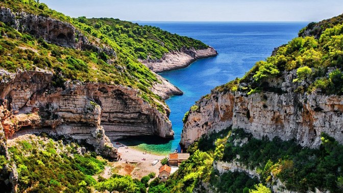 Pláž je poměrně krátká, ale má nezaměnitelnou atmosféru.