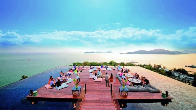 Což takhle dát si koktejl... v baru na hladině „nekonečného bazénu“?