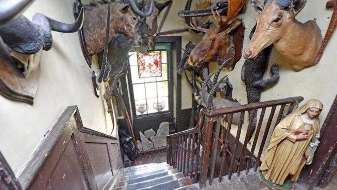 Schodiště domu po rekonstrukci. V noci bychom po něm jít nechtěli...