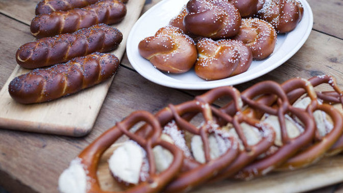 Původ a vznik preclíku se neví přesně. Dle některých zdrojů ho ale pečeme už přes 1 400 let.