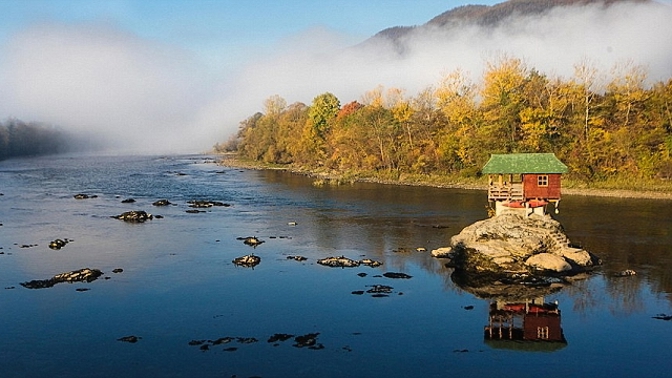 Chatička v korytě srbské řeky Drina.