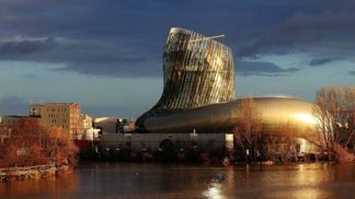 V La Cité du Vin můžete ochutnávat vína v deseti patrech.