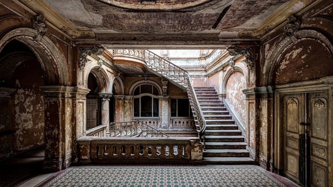 V opuštěných domech se už dávno zastavil čas.