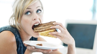 Záleží i na míře aktivity. Ti, co většinu času sedí, by měli kalorie více omezit.