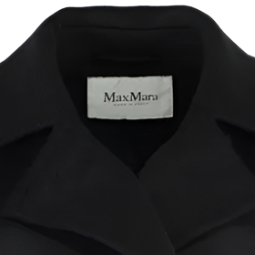 Kabátu nechybí logo ani decentní límcové klopy.