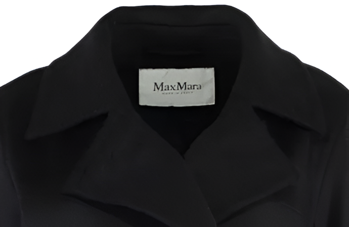 Kabátu nechybí logo ani decentní límcové klopy.