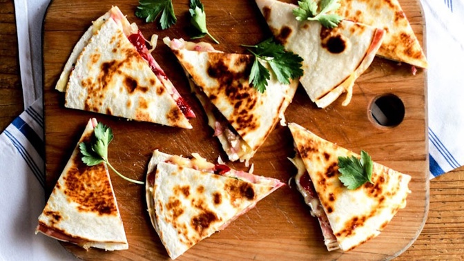 Krocaní quesadilla s brusinkami a sýrem Brie.