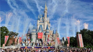 Zábavní parky jsou rájem pro všechny děti. Spoustu legrace si v nich ale užijí i dospělí.