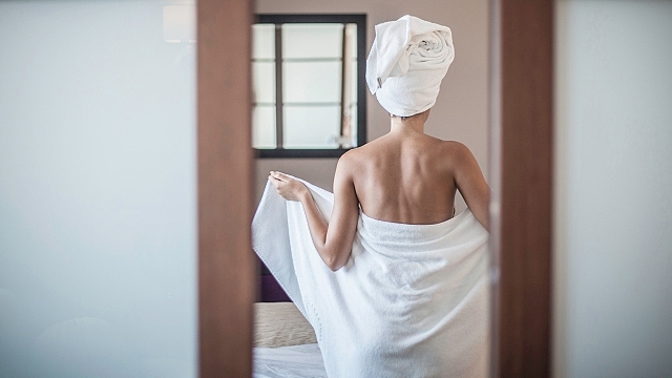 Na osušce ulpívají bakterie i výměšky z našeho těla.