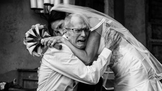 Provdání dcery bývá pro tatínky emotivní událost.