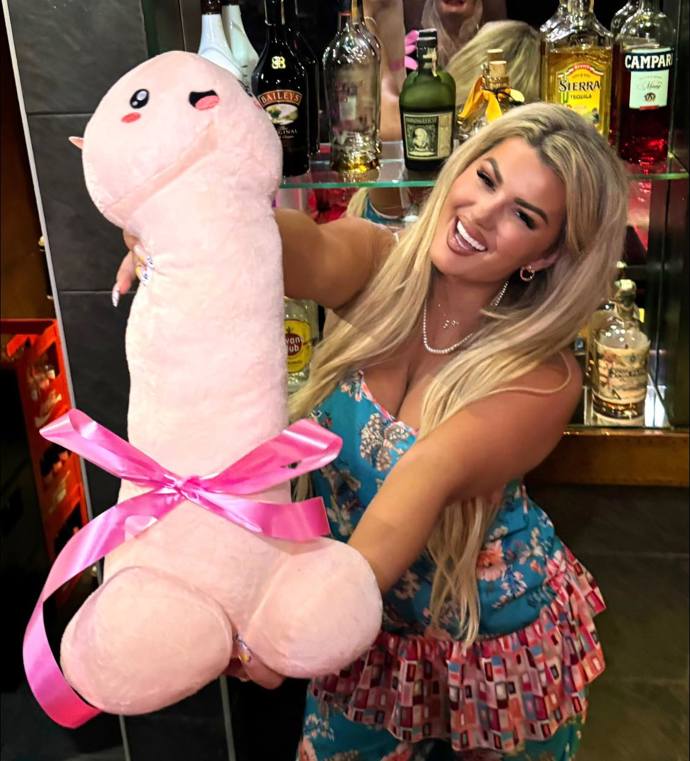 Fanouškům se pochlubila chlupatým růžovým dárkem. 