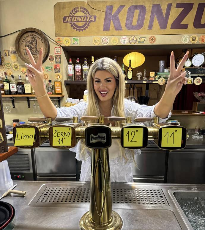 Sama o sobě tvrdí, že je promiskuitní, protože žádný vztah nemá. 