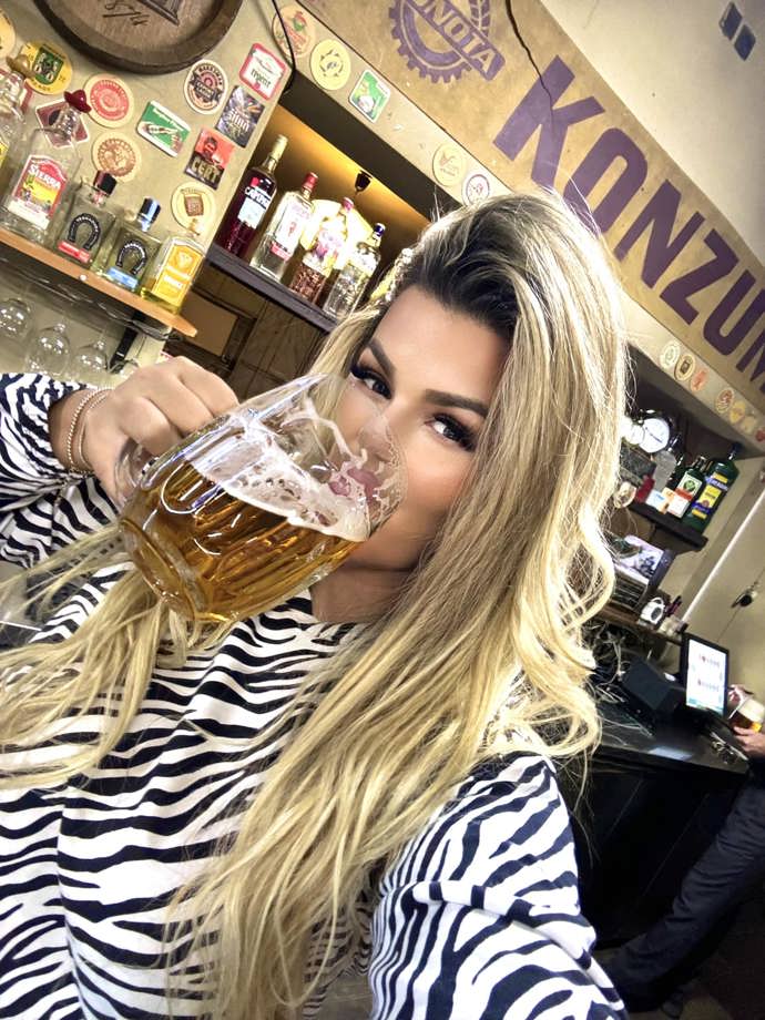 Zákazníci si na svoji Heduš zvykli a chodí si k ní vylévat srdíčka. 