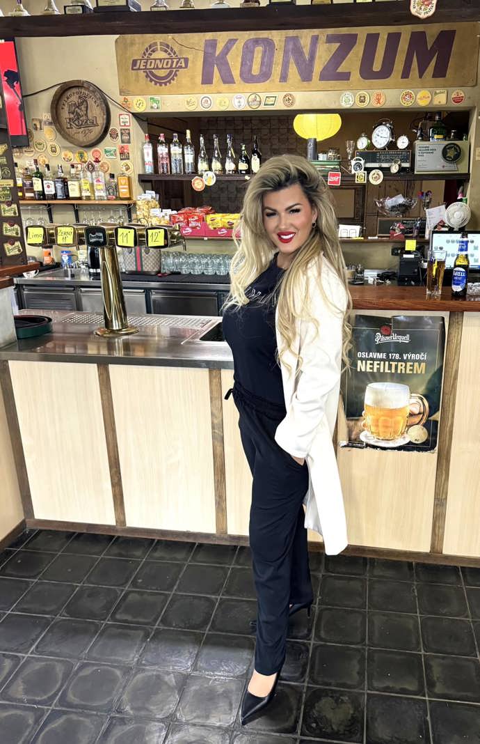 Heduš se stará také o výběr dívek, které mohou dělat společnice v klubech. 