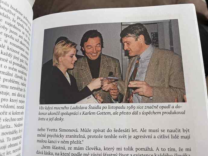 Mezi společné přátele Štaidla a Bartošové patřil také Karel Gott.