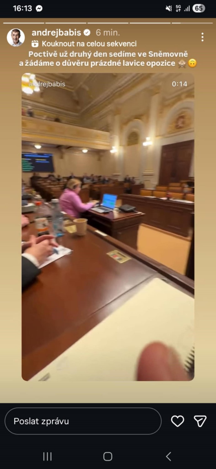 Andrej Babiš ukázal prázdné lavice ve Sněmovně.