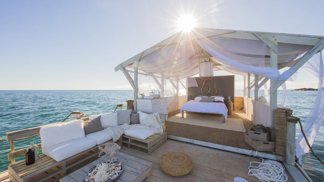 Plovoucí byt disponuje dvěma ložnicemi, koupelnou a „obývákem“.