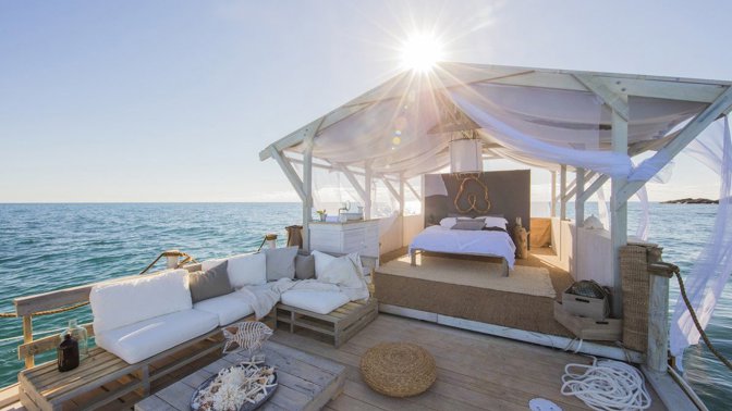 Plovoucí byt disponuje dvěma ložnicemi, koupelnou a „obývákem“.