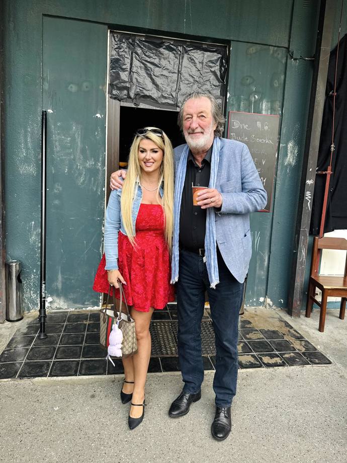 V legendární hospodě Severka, kde Heduš rovněž dělá provozní, natáčel Bolek Polívka znělku karlovarského filmového festivalu pro rok 2025. 