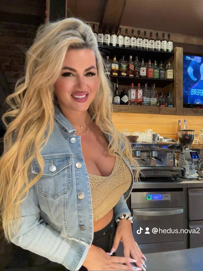 Za barem toho sexy blondýnka viděla už opravdu hodně. 