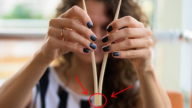 Špatně. Dřevěné hůlky se takto nemají rozlomit.